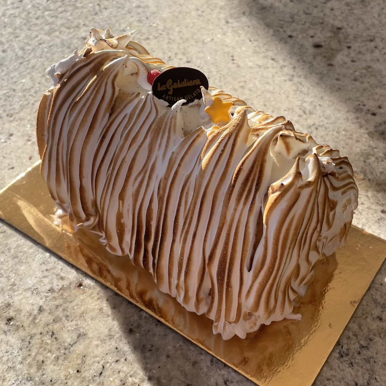 Buche glacee artisanale omelette novegienne a la meringue italienne flambee La Gelatiera Artisan glacier vue de haut