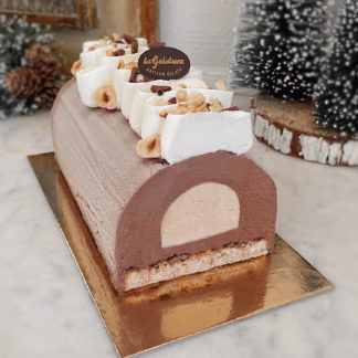 Buche glacée artisanale au chocolat et noisette du piémont igp avec chantilly et biscuit dacquoise et pralin chocolat noir La Gelatiera maitre artisan glacier