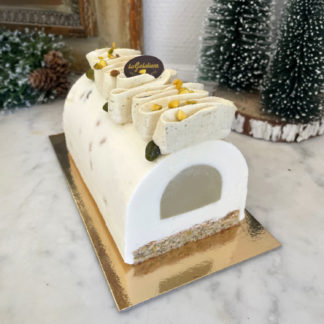 Buche glacee artisanale a la fleur d'oranger sorbet pistache avec chantilly vue de face coupee glace biscuit pistache pignon